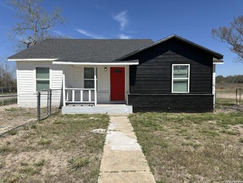 514 Davis Avenue Devine TX 78016