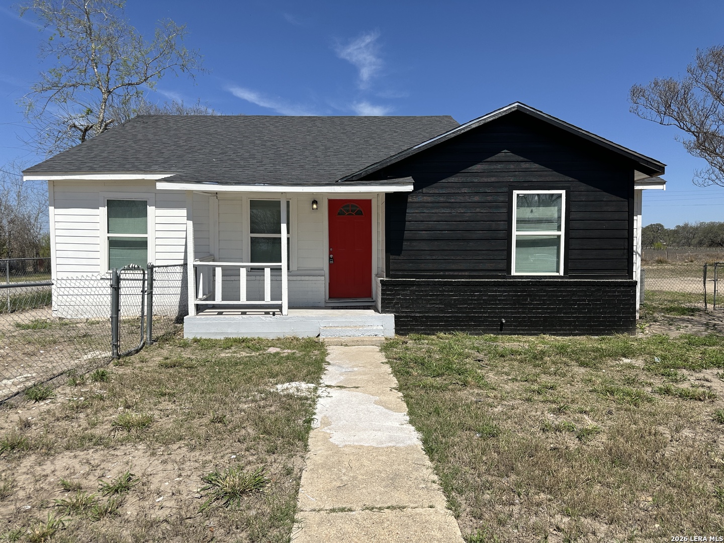 514 Davis Avenue Devine TX 78016
