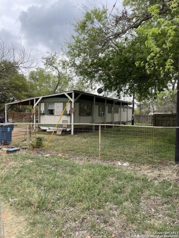 2002 9th Street Floresville TX 78114