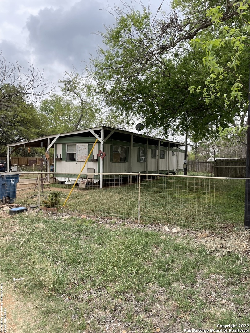 2002 9th Street Floresville TX 78114