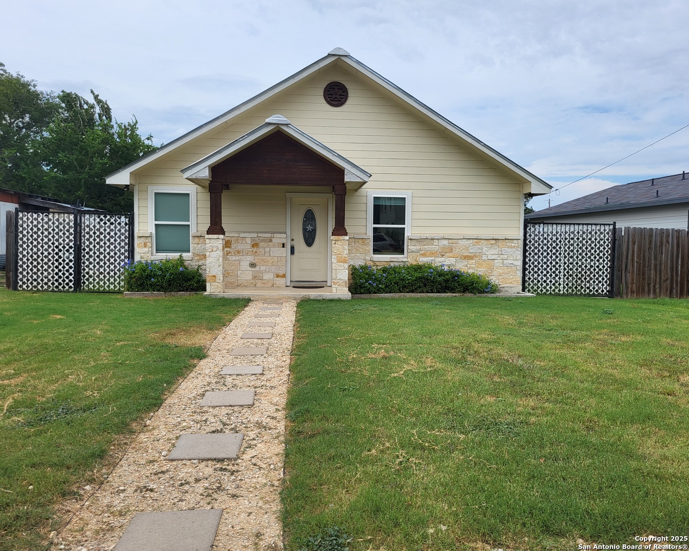 312 E Klein Street Marion TX 78124