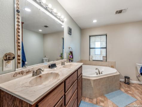 813 Pleasant Acres Seguin TX 78155