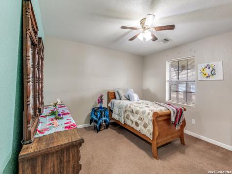 813 Pleasant Acres Seguin TX 78155