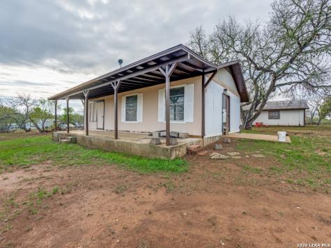 813 Pleasant Acres Seguin TX 78155
