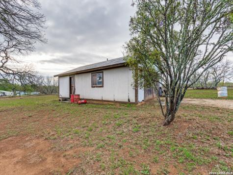 813 Pleasant Acres Seguin TX 78155