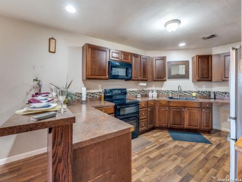 813 Pleasant Acres Seguin TX 78155