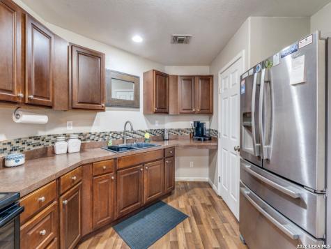 813 Pleasant Acres Seguin TX 78155