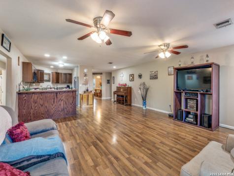 813 Pleasant Acres Seguin TX 78155
