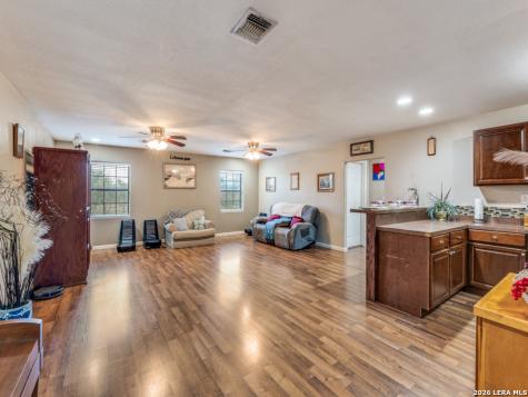 813 Pleasant Acres Seguin TX 78155