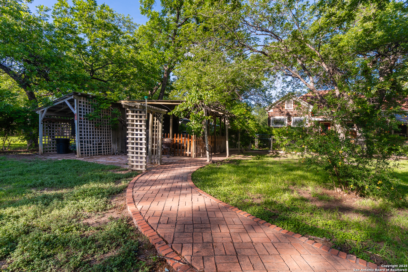 529 N High Uvalde TX 78801