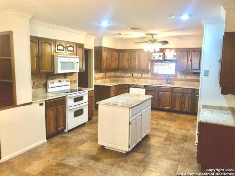 1016 Oakridge Drive Pleasanton TX 78064