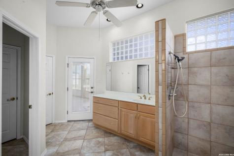 632 Lake Valley La Vernia TX 78121