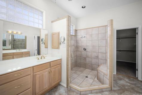 632 Lake Valley La Vernia TX 78121