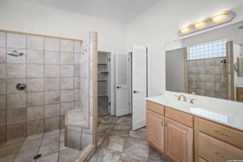 632 Lake Valley La Vernia TX 78121