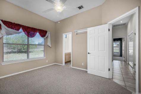 632 Lake Valley La Vernia TX 78121