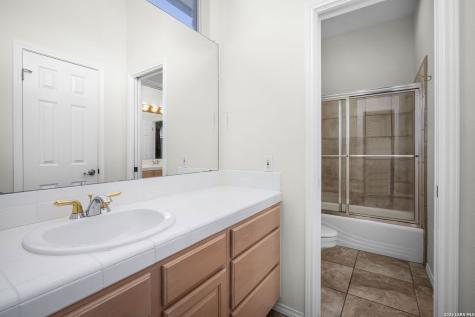 632 Lake Valley La Vernia TX 78121
