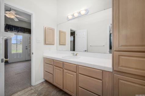 632 Lake Valley La Vernia TX 78121