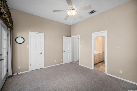 632 Lake Valley La Vernia TX 78121