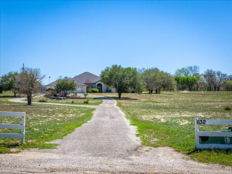 632 Lake Valley La Vernia TX 78121
