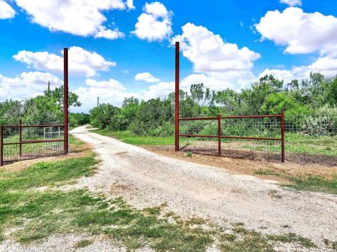 618 Private Road 5769 Castroville TX 78009