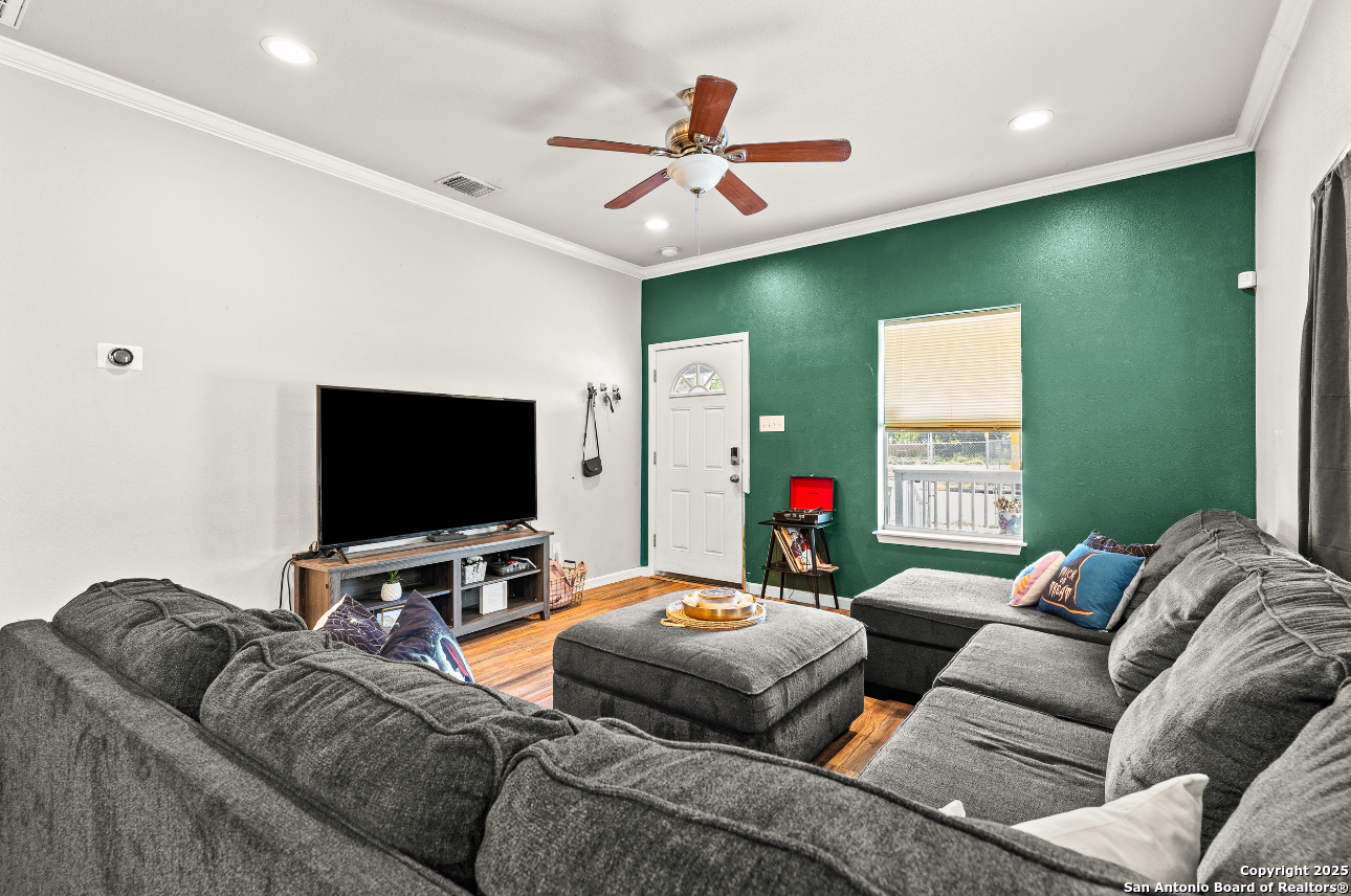 2537 W Southcross San Antonio TX 78211