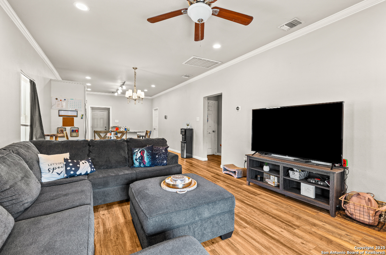 2537 W Southcross San Antonio TX 78211