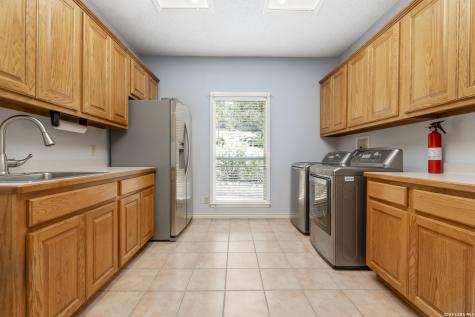 1114 Lakepark Drive Lakehills TX 78063