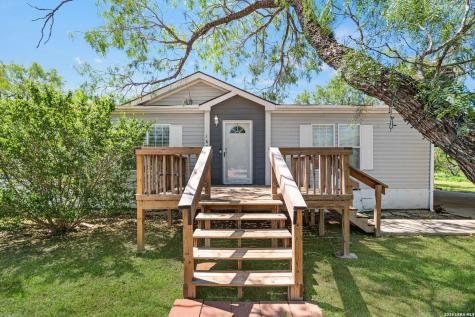 160 County Road 2664 Devine TX 78016
