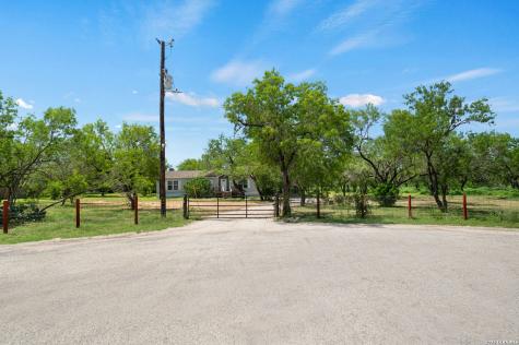 160 County Road 2664 Devine TX 78016