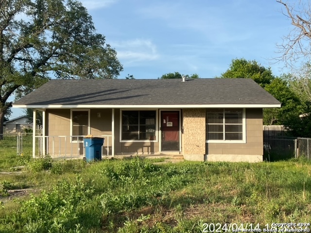 1104 W Hondo Avenue Devine TX 78016