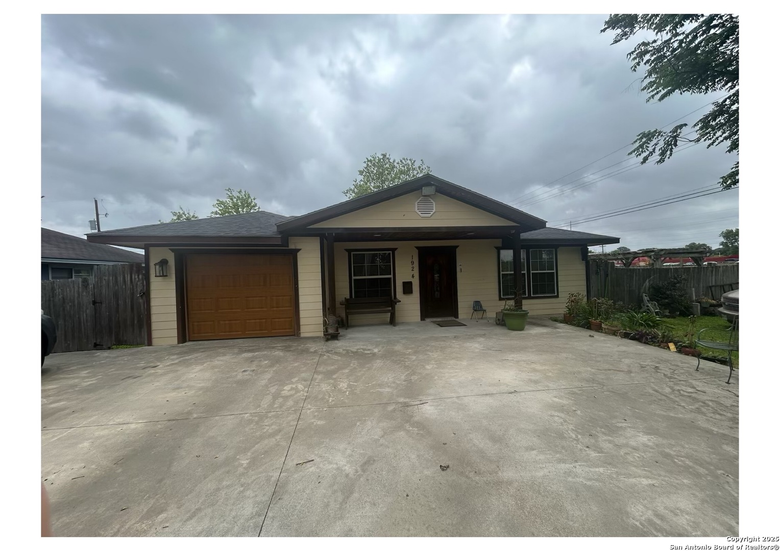 1924 Owens Avenue Groves TX 77619