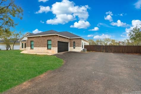 128 Hidden Ranch Court Floresville TX 78114