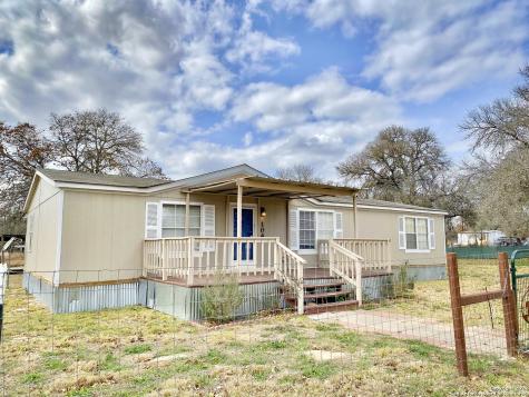 104 Little Creek Drive Floresville TX 78114