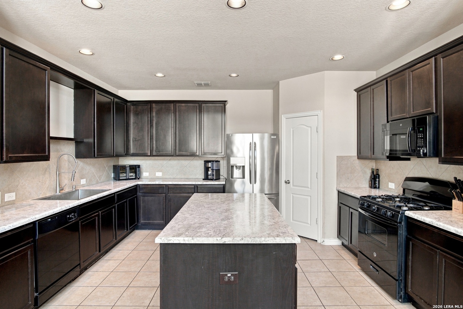 8905 Palmetto Park Converse TX 78109