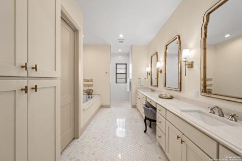 1025 Comanche Hills Kerrville TX 78028