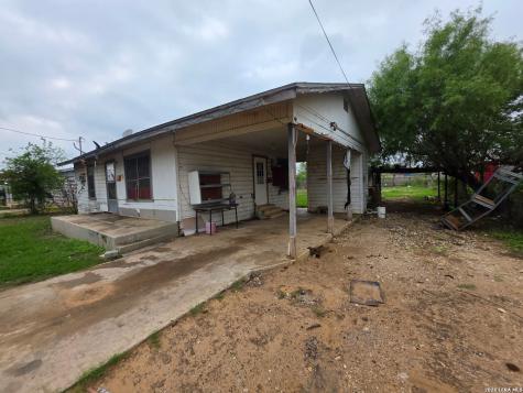 355 E Obregon Street Dilley TX 78017