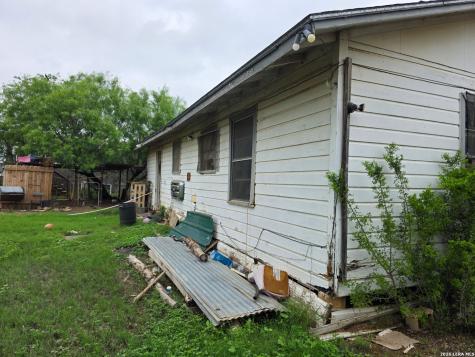 355 E Obregon Street Dilley TX 78017