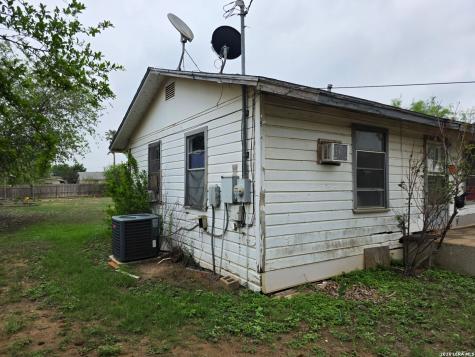 355 E Obregon Street Dilley TX 78017