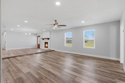 280 County Road 322 La Vernia TX 78121