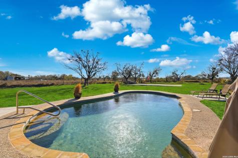280 County Road 322 La Vernia TX 78121