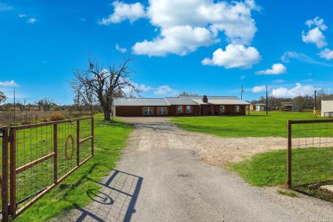 280 County Road 322 La Vernia TX 78121