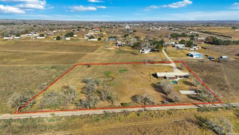 280 County Road 322 La Vernia TX 78121