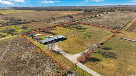 280 County Road 322 La Vernia TX 78121