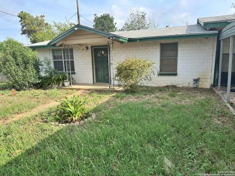 719 W Comal Street Pearsall TX 78061