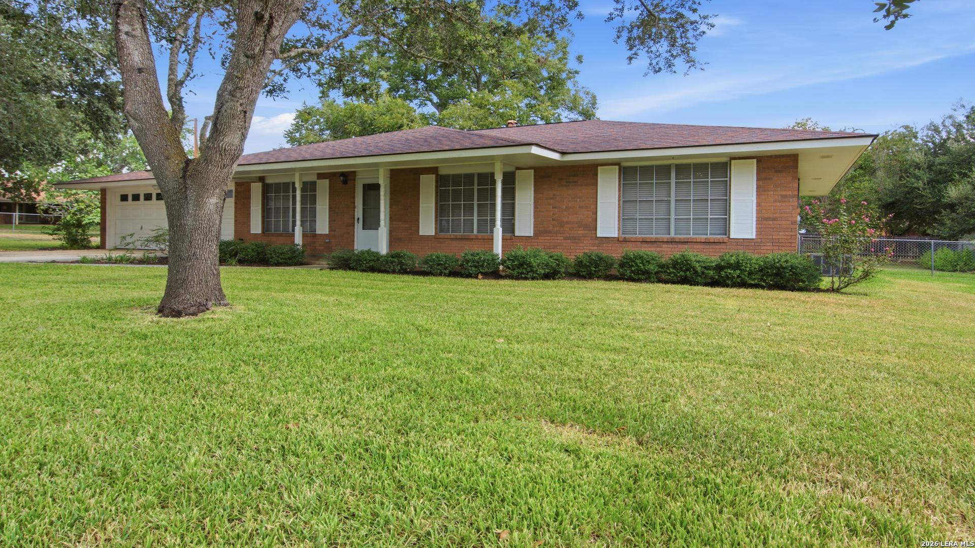 1702 Chestnut Street Floresville TX 78114
