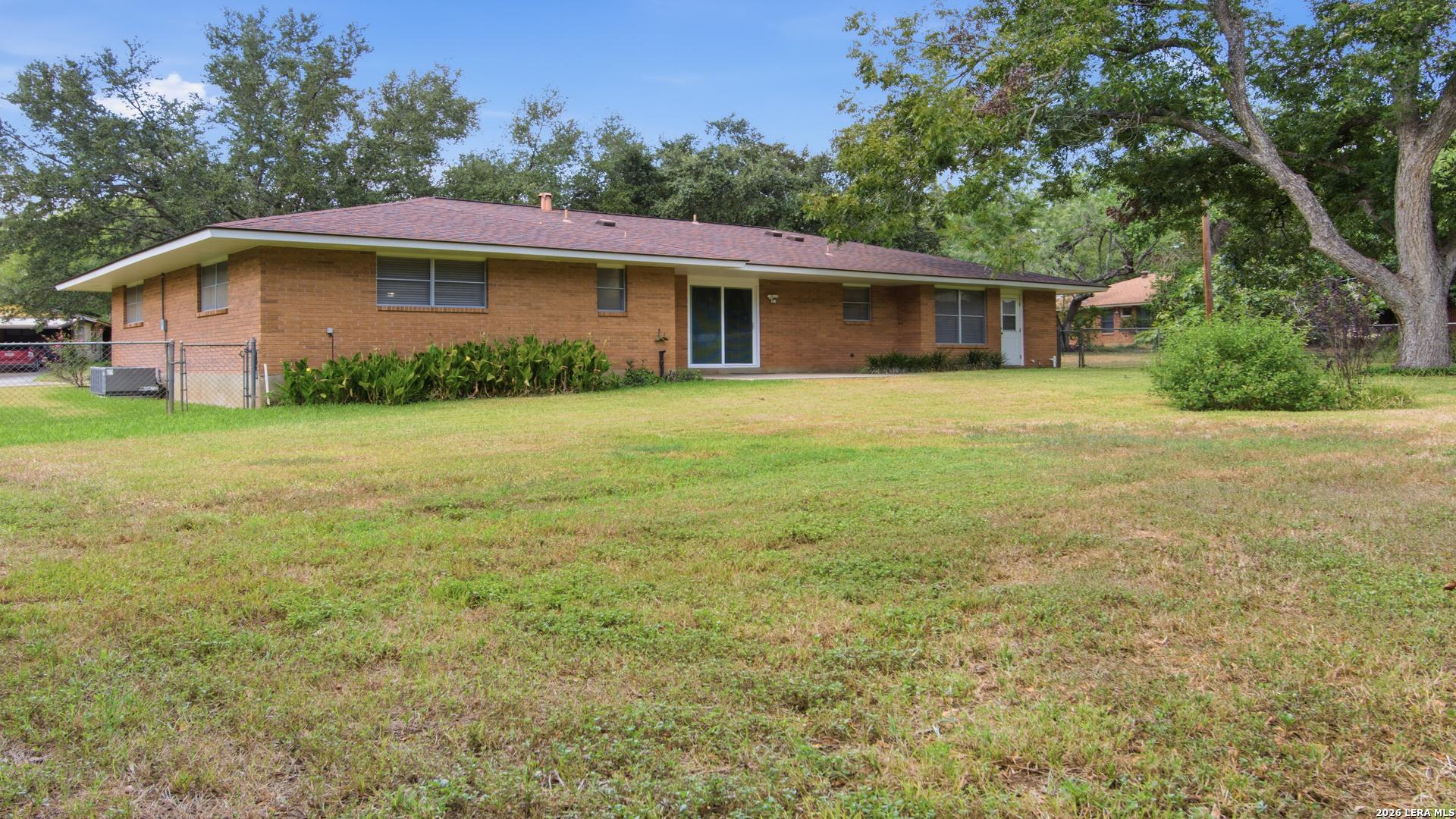 1702 Chestnut Street Floresville TX 78114