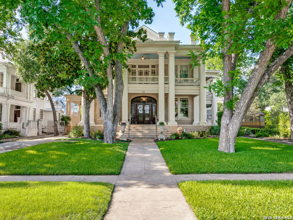 San Antonio TX, 125 W Agarita Avenue