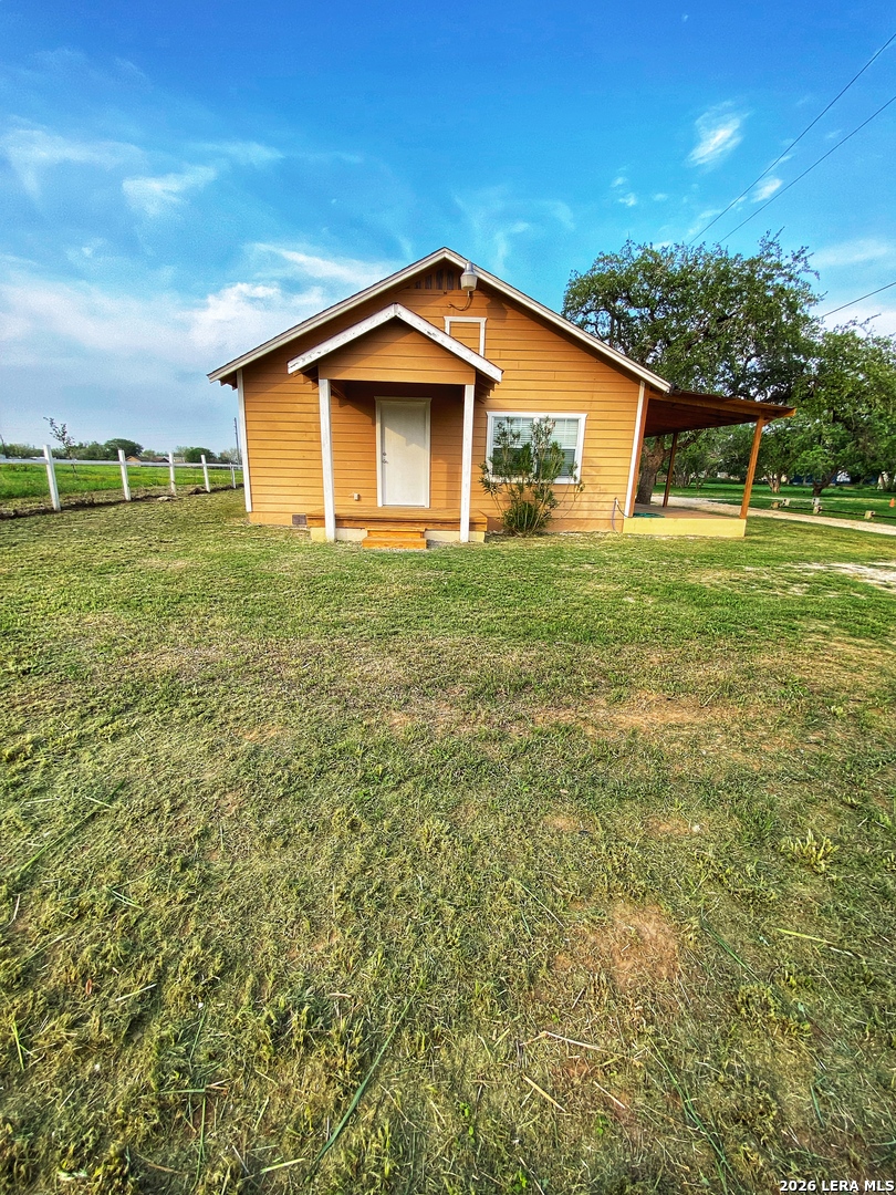 1311 Pine Street Floresville TX 78114