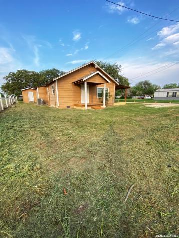 1311 Pine Street Floresville TX 78114