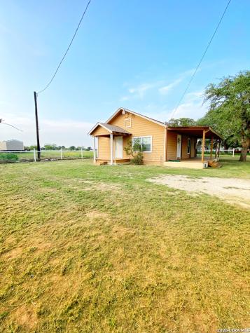 1311 Pine Street Floresville TX 78114